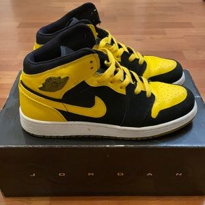 Air Jordan 1 Retro, size 6Y (women 7.5)